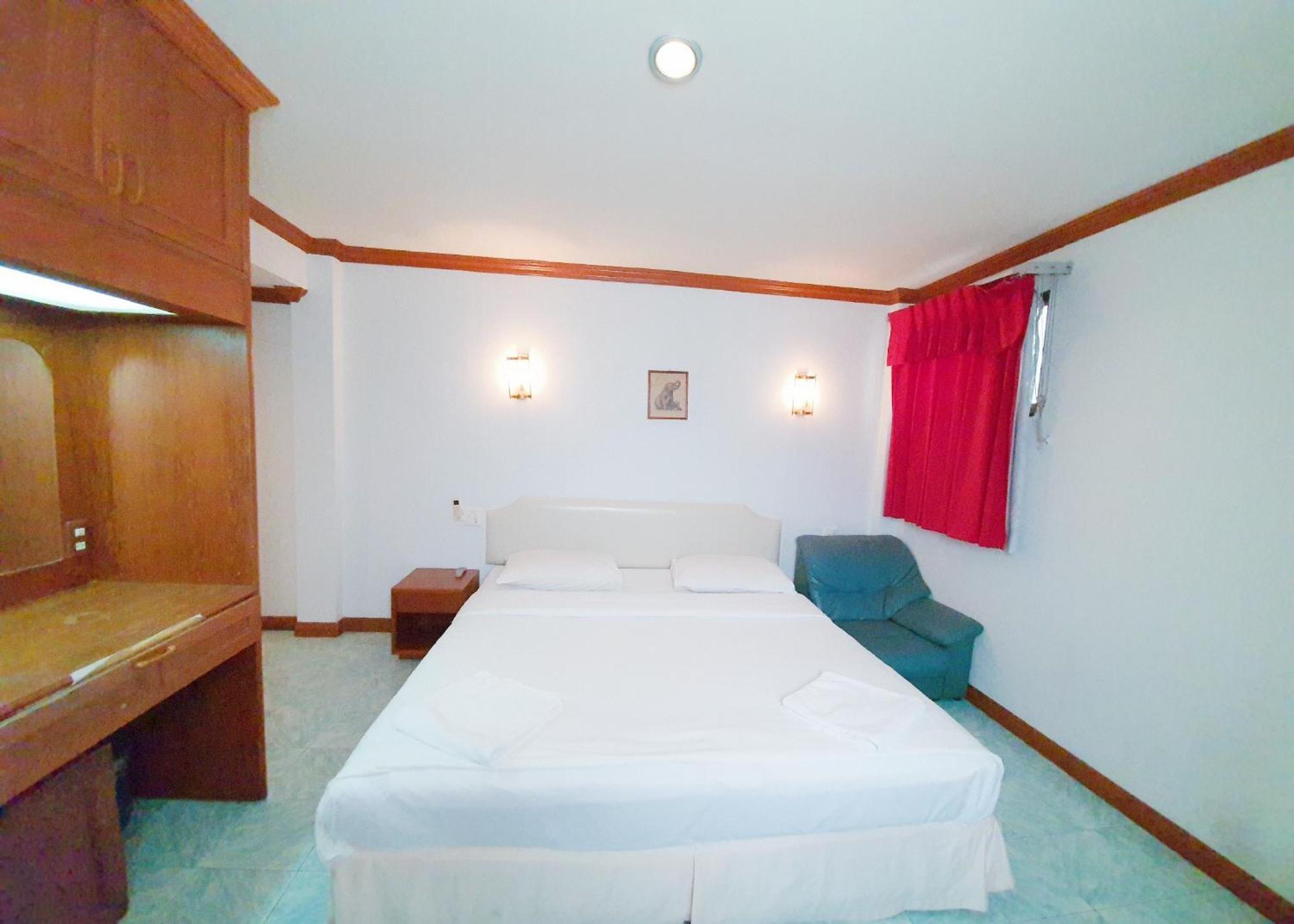 Break Point Hotel Patong Екстериор снимка