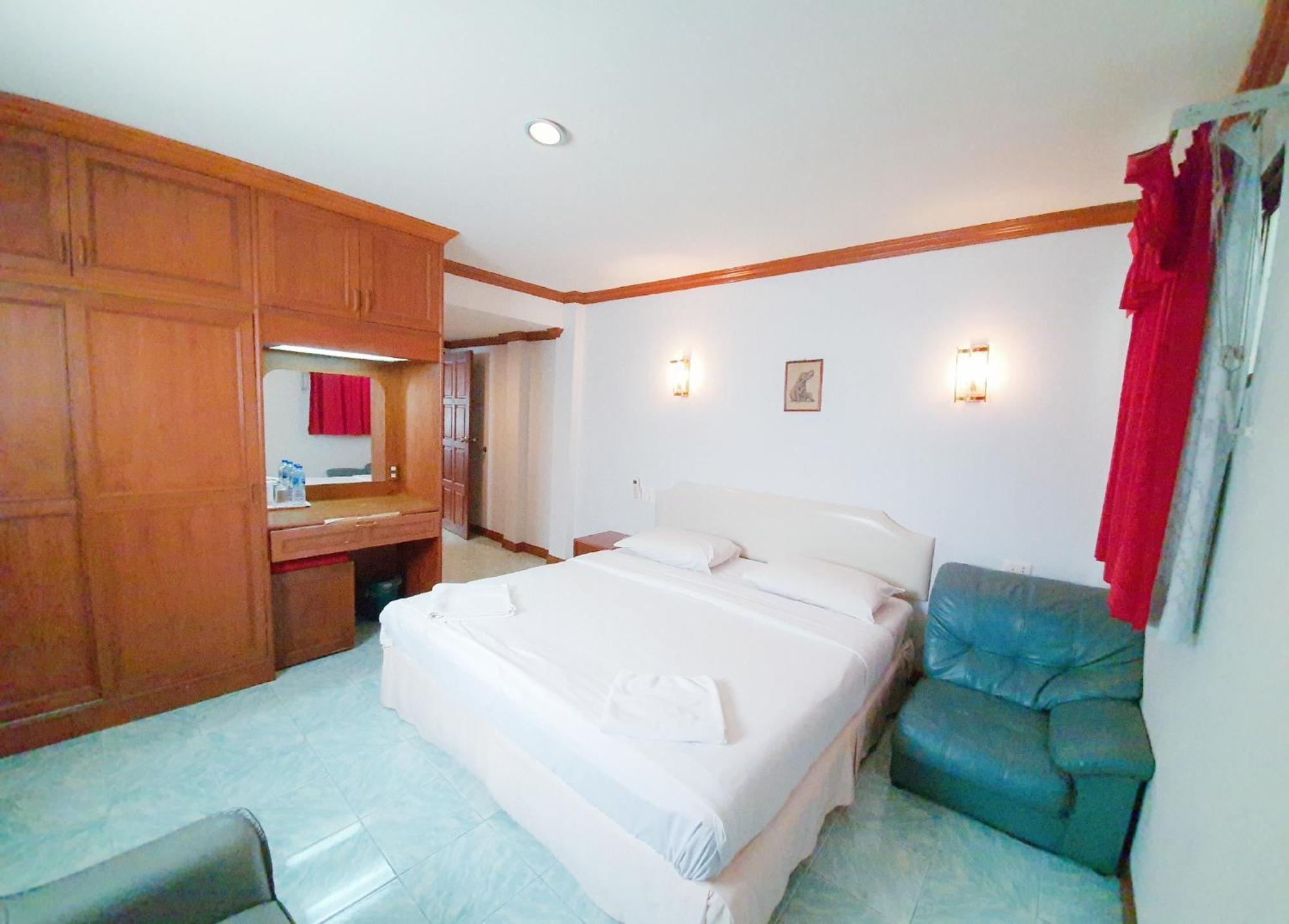 Break Point Hotel Patong Екстериор снимка